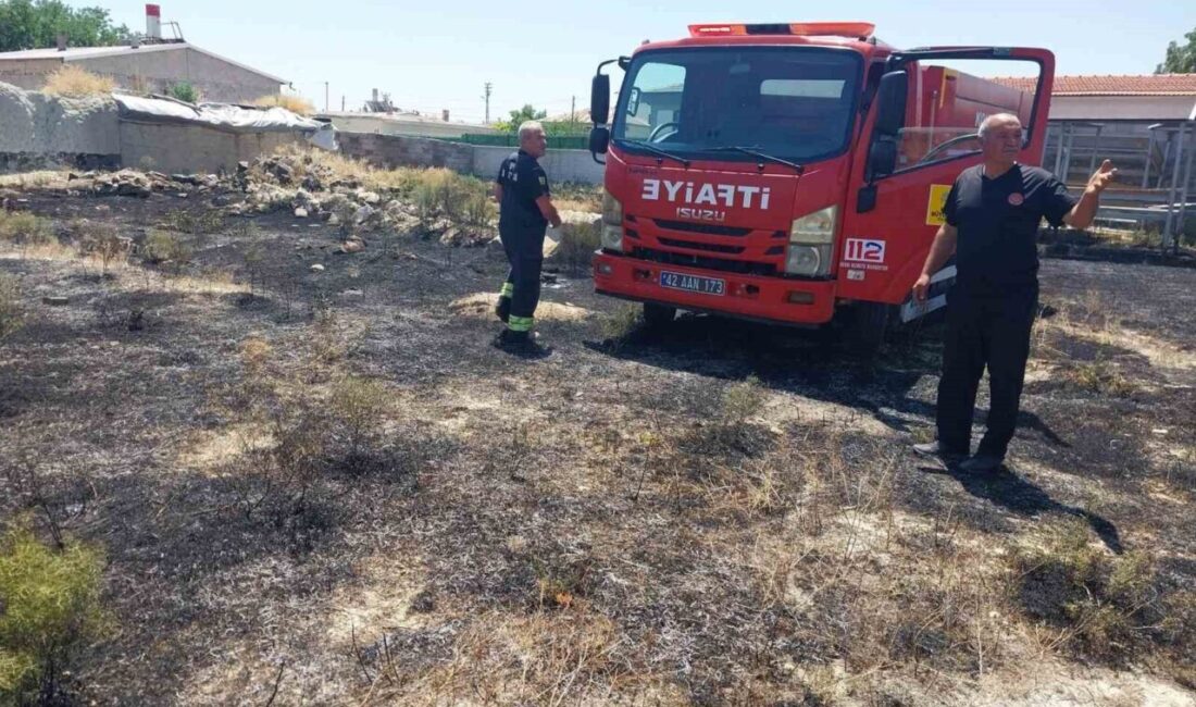 Konya’nın Karapınar ilçesinde, Fevzipaşa Mahallesi’nde boş arazide çıkan ot yangını,