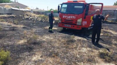 Konya’nın Karapınar ilçesinde, Fevzipaşa Mahallesi’nde boş arazide çıkan ot yangını,