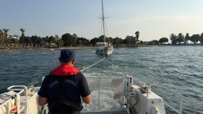 Kuşadası ilçesinde karaya oturan gezi teknesinde bulunan 9 kişi kurtarıldı.