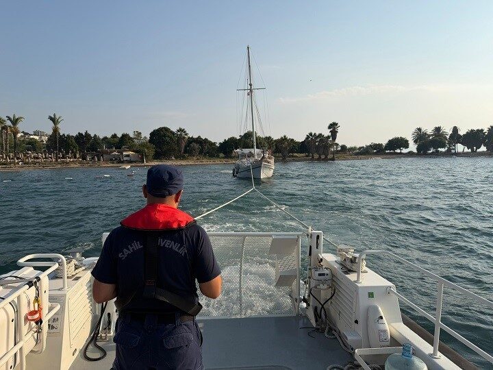 Kuşadası ilçesinde karaya oturan gezi teknesinde bulunan 9 kişi kurtarıldı.