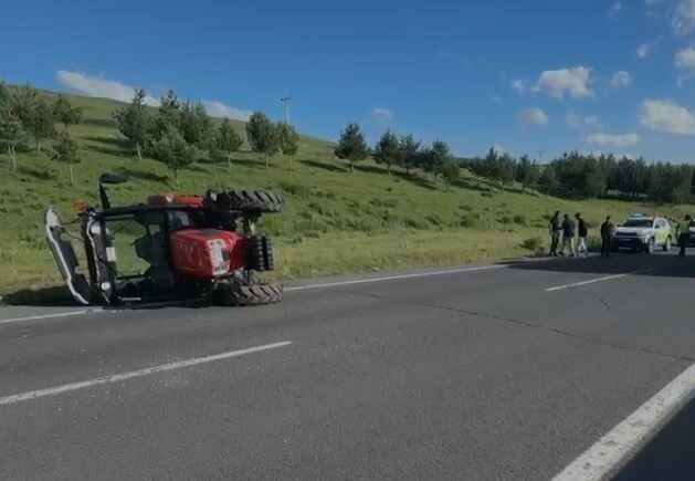 Ardahan’da bir traktör devrildi, sürücü yaralandı. Olay, Ardahan-Kars karayolunun 2.