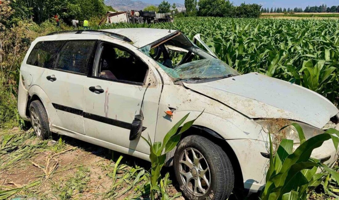 Afyonkarahisar’da meydana gelen trafik kazasında otomobil ile kargo aracının çarpışması