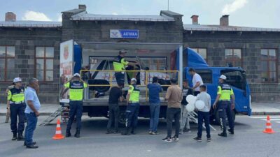 Jandarma Genel Komutanlığı, Kars’ta vatandaşlara uygulamalı trafik eğitimi vermek amacıyla
