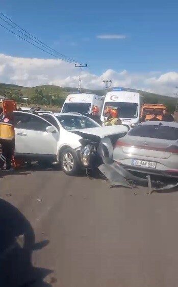 Kars ilinde meydana gelen zincirleme trafik kazasında 8 kişi yaralandı.