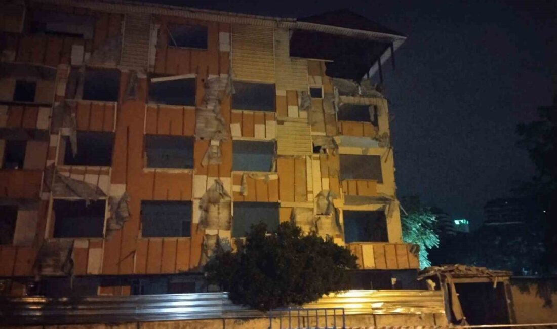 Kartal ilçesinde gece saatlerinde terkedilmiş bir binanın balkonu, yola çöktü.