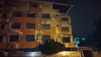 Kartal ilçesinde gece saatlerinde terkedilmiş bir binanın balkonu, yola çöktü.