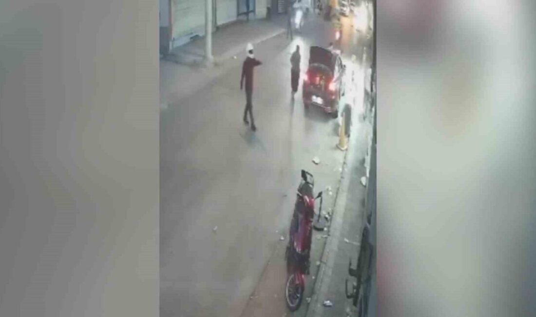 Adana’da bir iş yerine silahlı saldırı düzenleyen kask takan bir