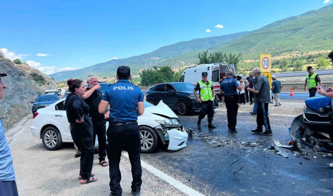 Kastamonu’nun Hanönü ilçesinde meydana gelen kaza sonucunda iki otomobilin çarpışması