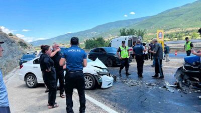 Kastamonu’nun Hanönü ilçesinde meydana gelen kaza sonucunda iki otomobilin çarpışması