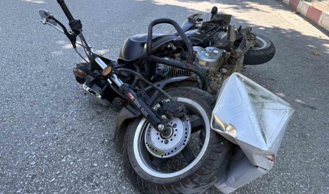 Tosya ilçesinde meydana gelen bir trafik kazasında motosiklet sürücüsü yaralandı.