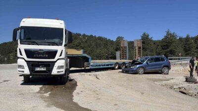 Kastamonu’nun Devrekani ilçesinde meydana gelen trafik kazasında, otomobil ile tırın