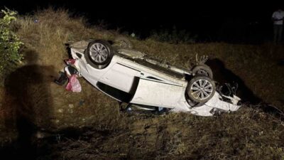 Tosya ilçesinde meydana gelen trafik kazasında aracın şarampole yuvarlanması sonucu