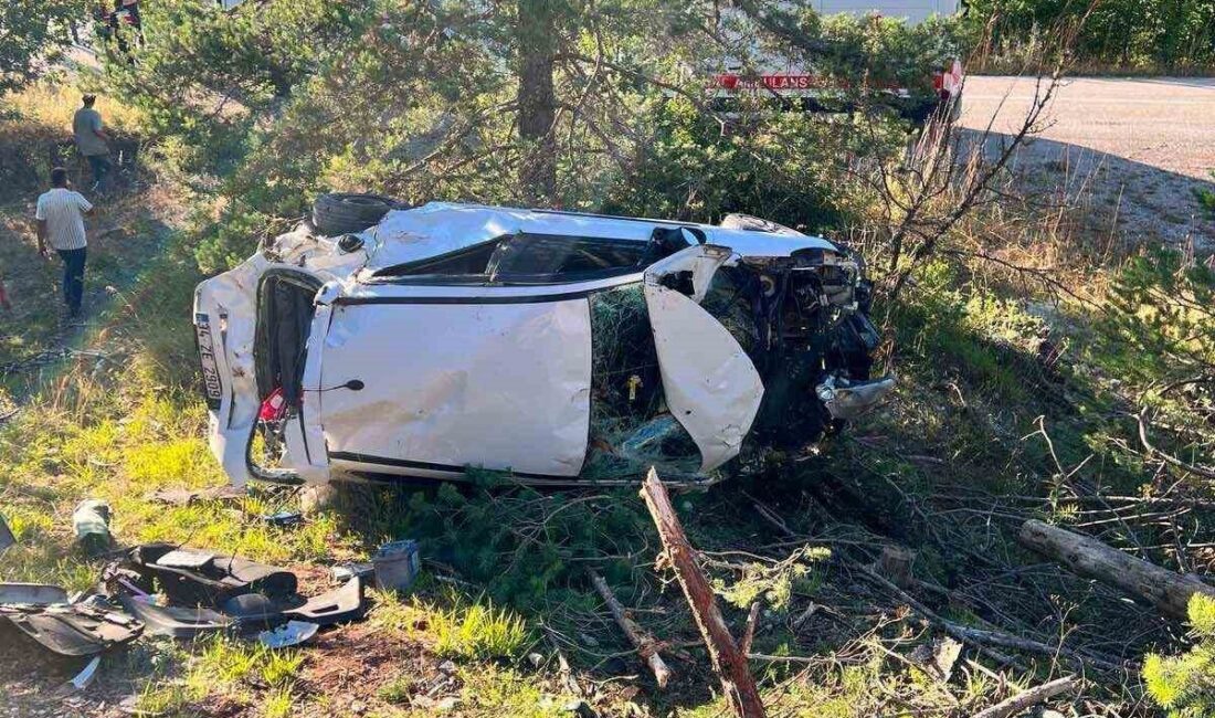 Azdavay ilçesinde meydana gelen trafik kazasında, bir otomobilin şarampole yuvarlanması