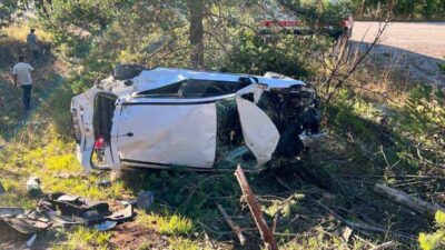 Azdavay ilçesinde meydana gelen trafik kazasında, bir otomobilin şarampole yuvarlanması