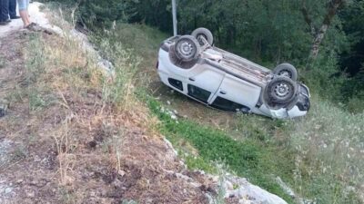 Kastamonu’nun Küre ilçesinde araçtan çıkarak tarlaya devrilen araçta bulunan 3