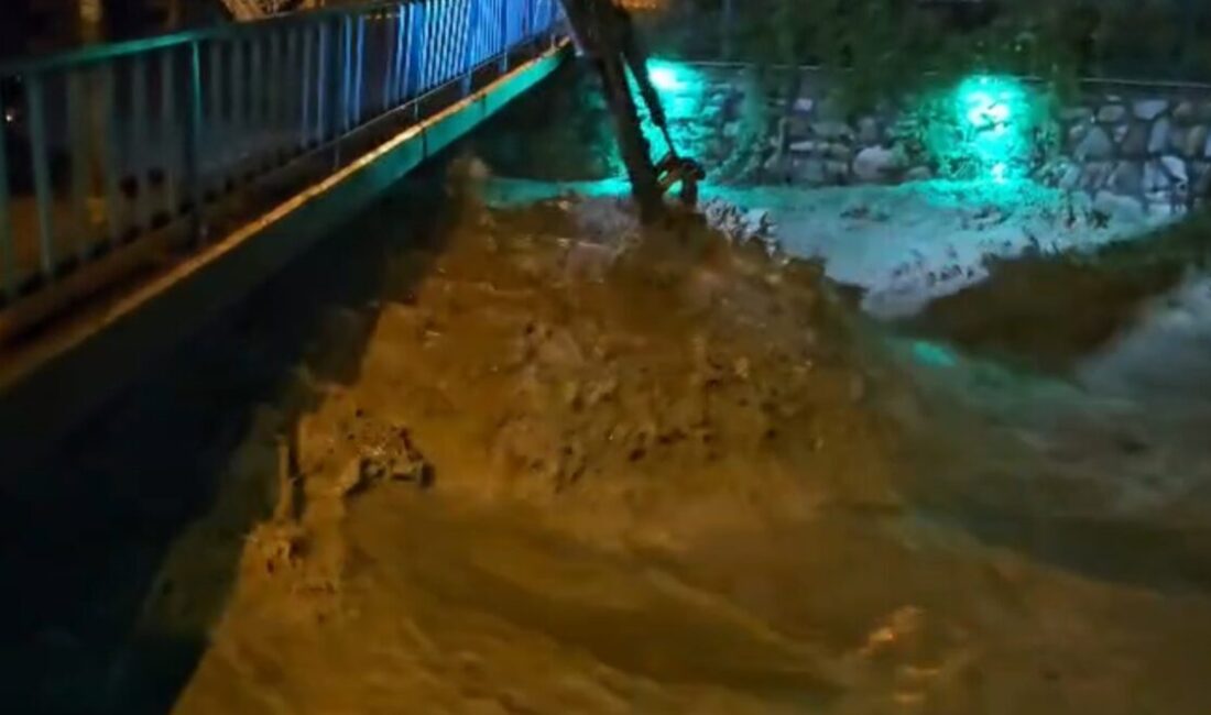 Kastamonu’nun Cide ilçesinde yoğun yağışların neden olduğu sel felaketi yaşandı.