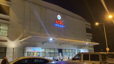 Kastamonu’da, elektrikli bisiklet sürücüsü iki aracın çarpması sonucu ağır yaralandı.