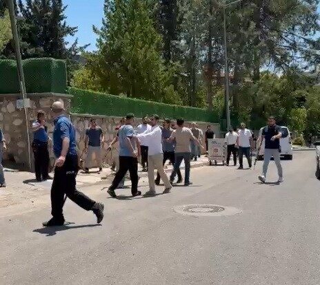 Adıyaman’ın Kahta ilçesinde bir karakolun önünde iki grup arasında çıkan