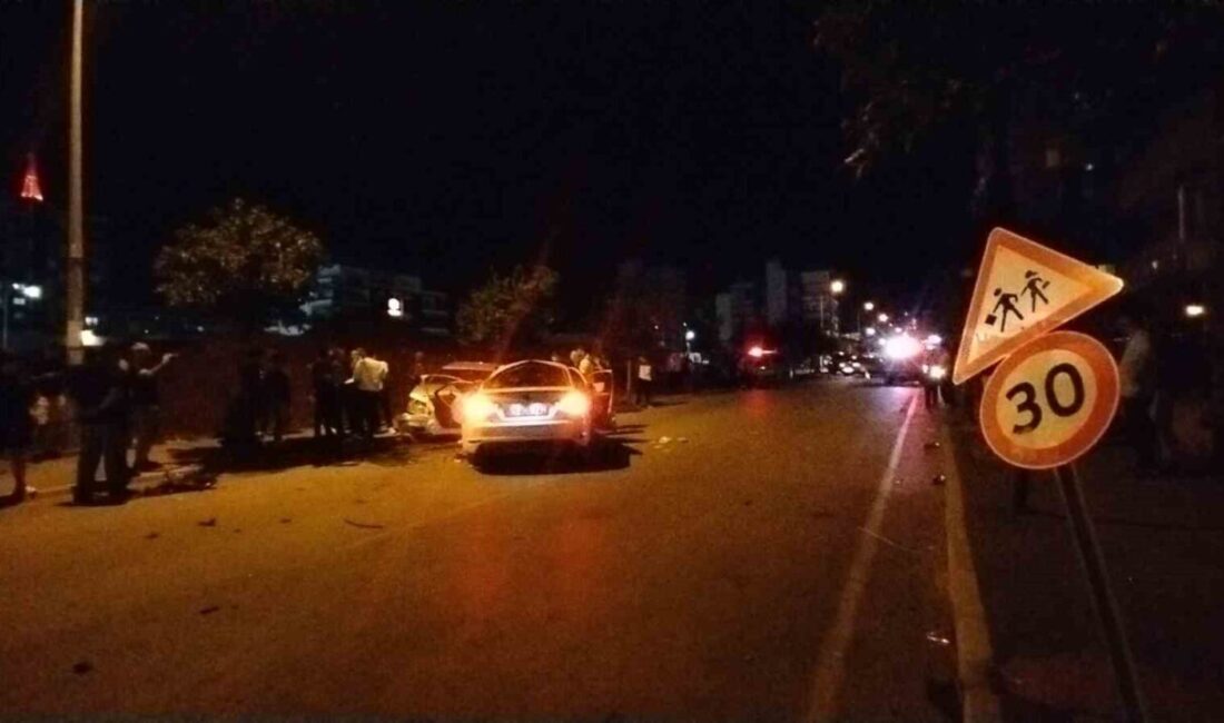 Kozan ilçesinde üç otomobilin karıştığı zincirleme kazada 3’ü ağır 7