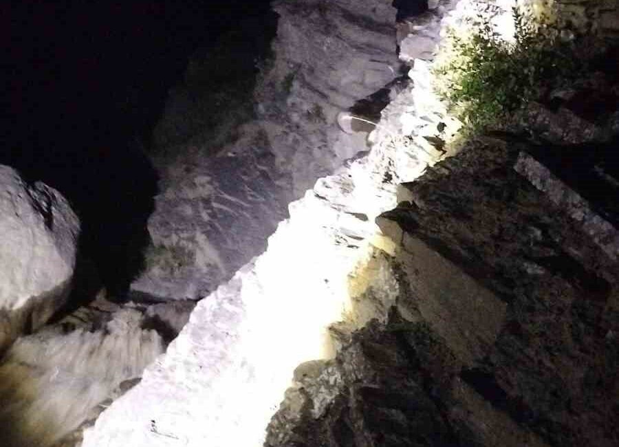 Sivas’ın Akıncılar ilçesinde, kırsal alanda yolunu kaybeden ve kayalıklara düşen