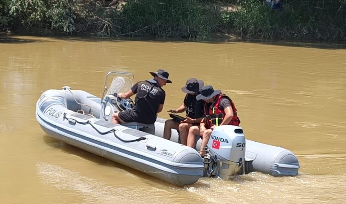 Aydın’ın İncirliova ilçesinde, Büyük Menderes Nehri’nde serinlemek amacıyla suya giren