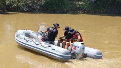 Aydın’ın İncirliova ilçesinde, Büyük Menderes Nehri’nde serinlemek amacıyla suya giren