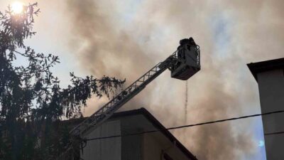 Kayseri’nin Kocasinan ilçesinde bulunan bir apartmanın çatısında gerçekleştirilen onarım çalışmaları