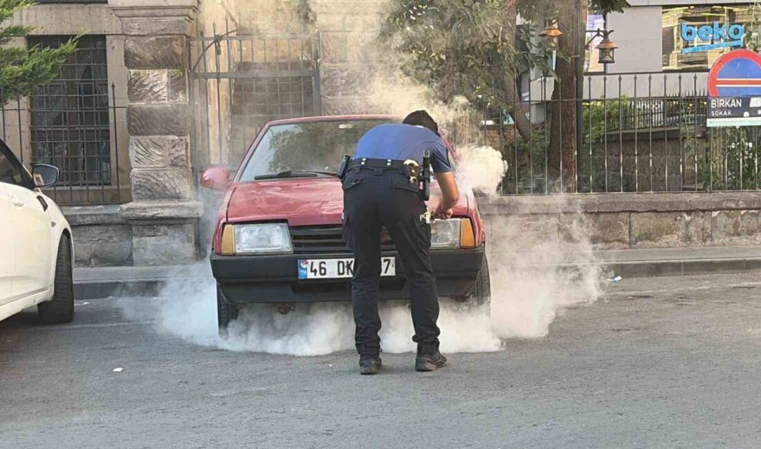 Kocasinan ilçesinde park halindeki bir otomobilde meydana gelen yangın, hızla