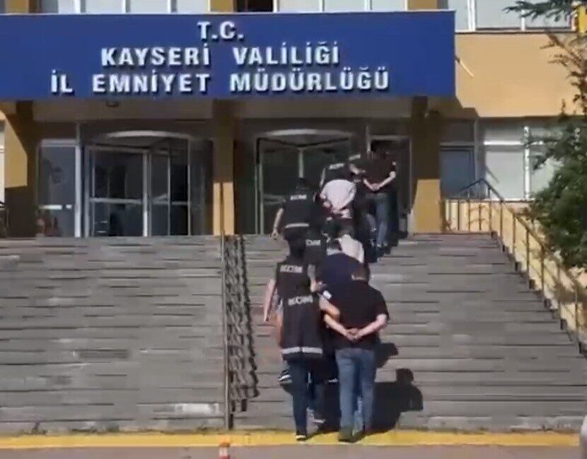 Kayseri’de polis ekipleri tarafından gerçekleştirilen operasyonda 250 bin adet makaron