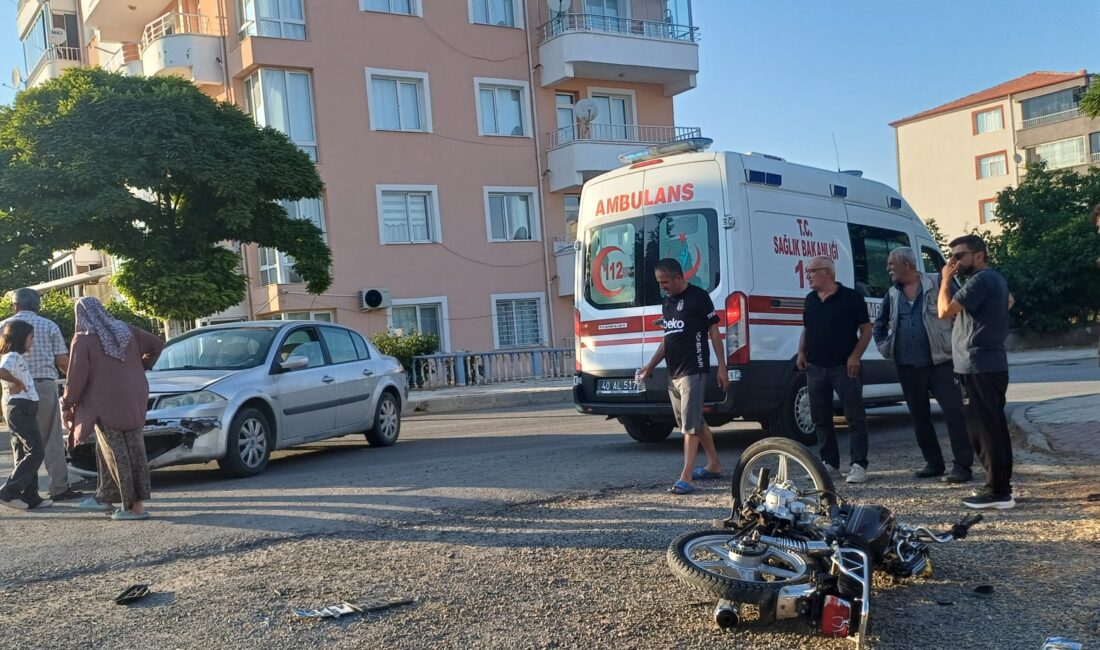 Çiçekdağı ilçe merkezinde meydana gelen trafik kazasında, otomobil ile motosikletin