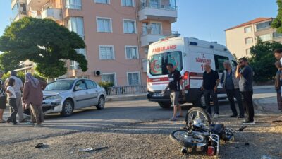 Çiçekdağı ilçe merkezinde meydana gelen trafik kazasında, otomobil ile motosikletin