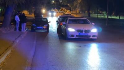 Eskişehir’de meydana gelen trafik kazasında, sürücülerin olay yerine gelen yakınları
