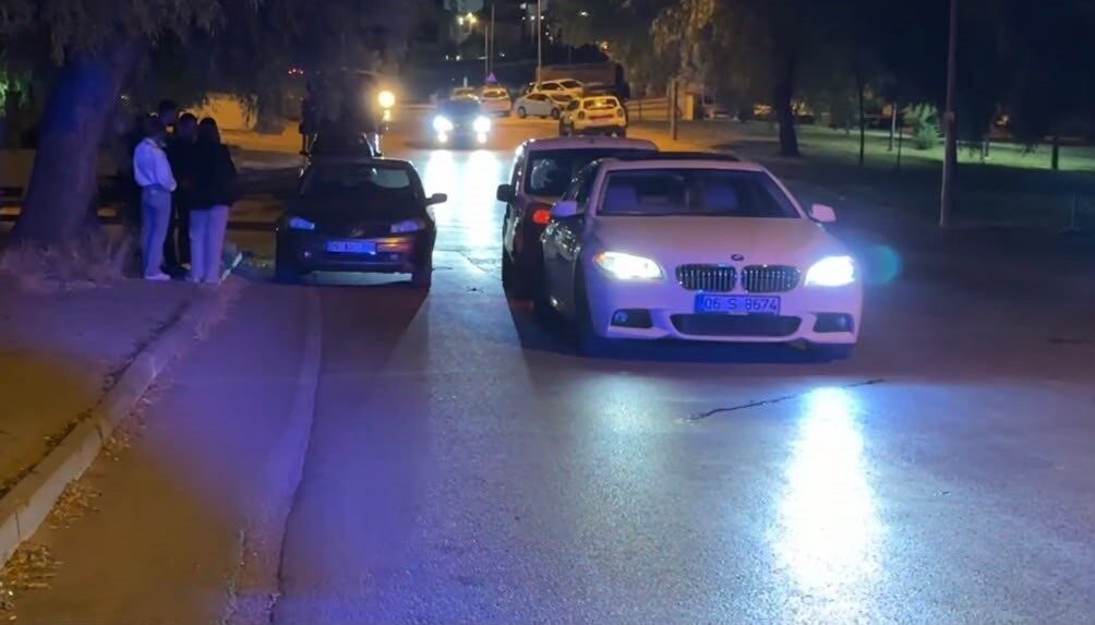 Eskişehir’de meydana gelen trafik kazasında, sürücülerin olay yerine gelen yakınları