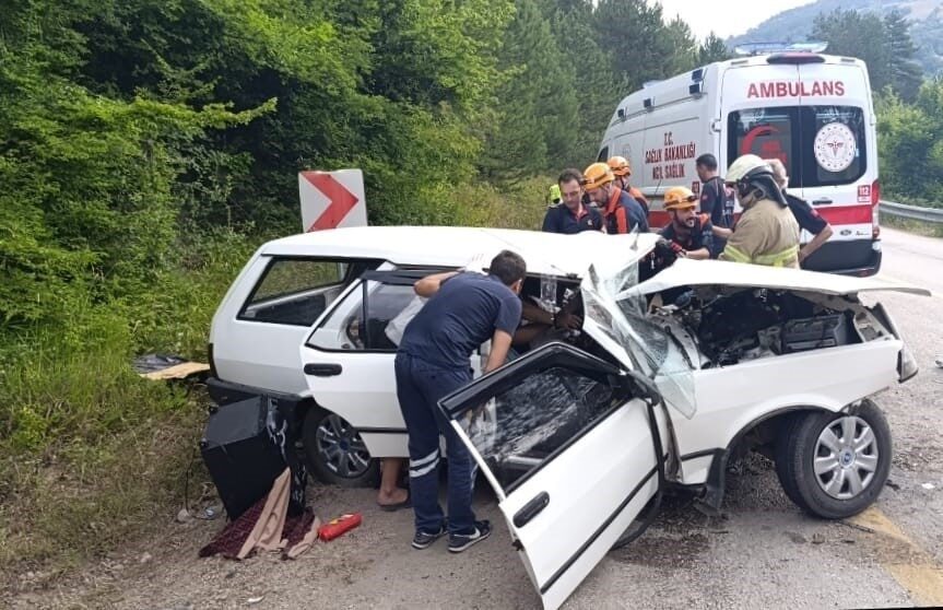 Karabük-Bartın karayolunda meydana gelen trafik kazasında tırın karşı şeride geçerek