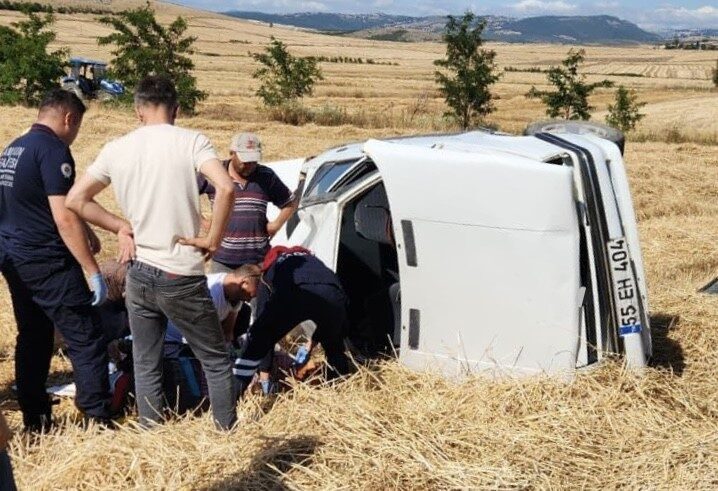 Vezirköprü, Samsun ilçesinde yaşanan trafik kazasında kontrolden çıkan bir araç