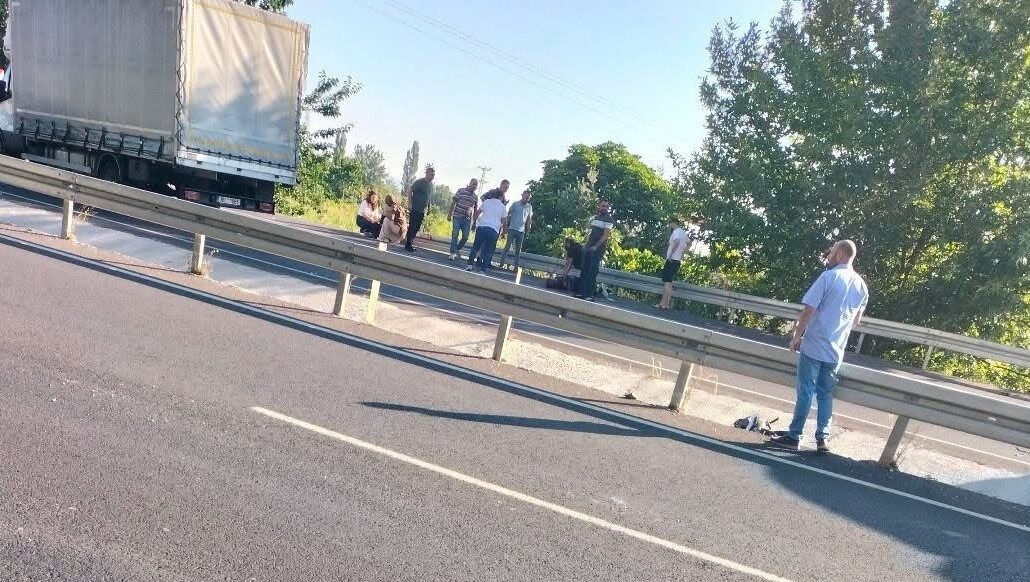 Manisa-Turgutlu kara yolunda yaşanan bir trafik kazasında, motosiklet sürücüsünün karşı