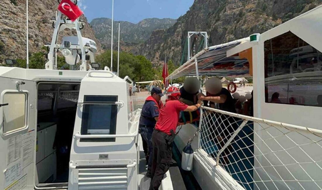 Fethiye ilçesine bağlı Kelebekler Vadisi’nde yamaç paraşütü yapan bir pilot,