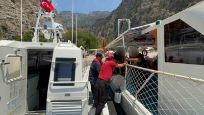 Fethiye ilçesine bağlı Kelebekler Vadisi’nde yamaç paraşütü yapan bir pilot,
