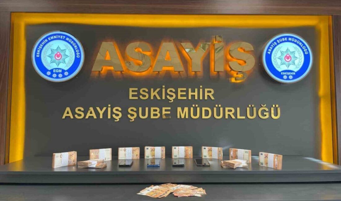 Eskişehir’de, vatandağı polis olarak tanıtarak dolandıran 2 şüpheli, polis ekipleri