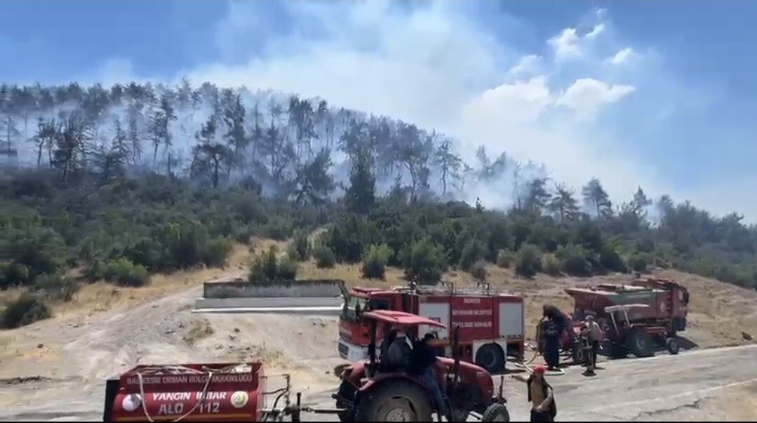 Balıkesir’in Kepsut ilçesinde başlayan ve ormana yayılan yangınla mücadele çalışmaları