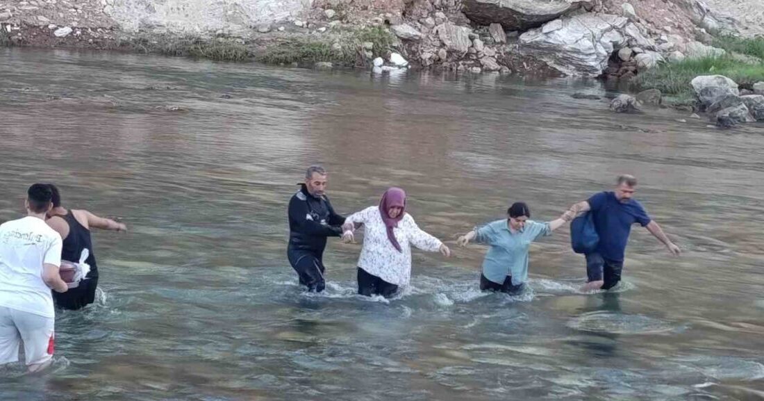 Siirt’te Kezer Çayı’nda su seviyesinin aniden yükselmesi sonucu mahsur kalan