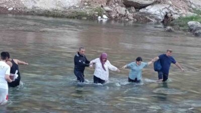 Siirt’te Kezer Çayı’nda su seviyesinin aniden yükselmesi sonucu mahsur kalan