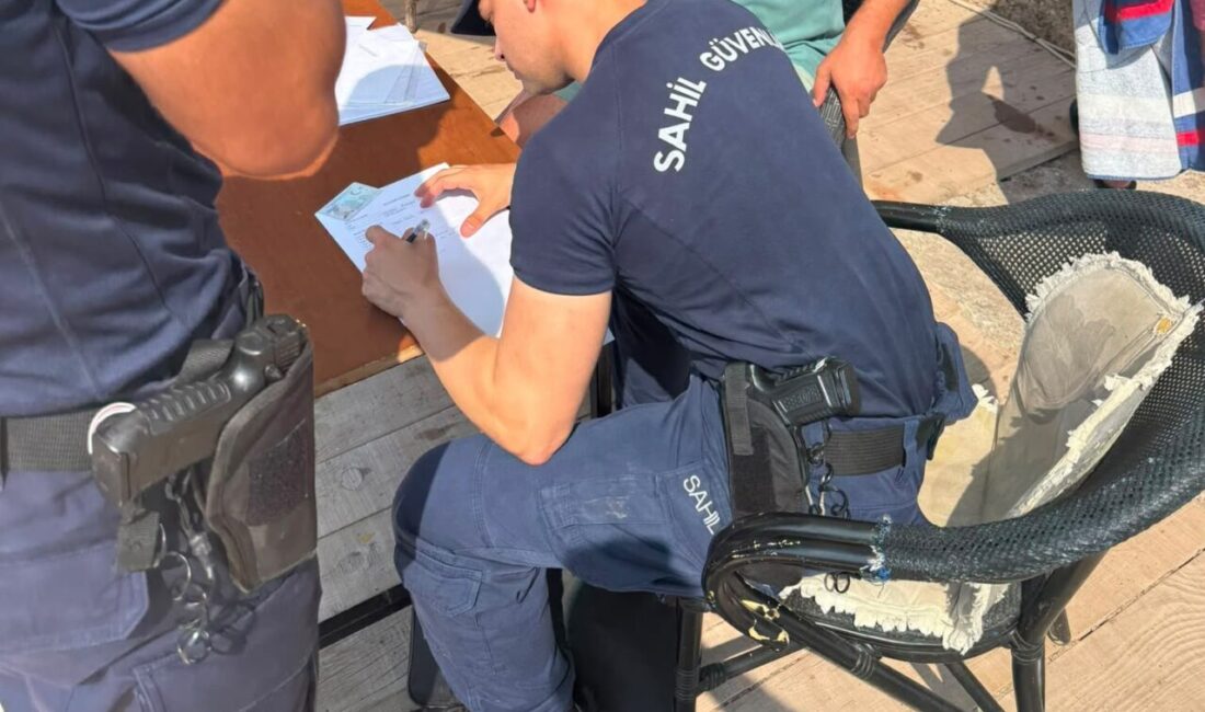 Muğla’nın Marmaris ilçesinde bir kılıç balığını denizde yüzerken kuyruğundan çekerek