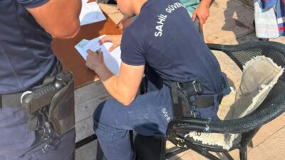 Muğla’nın Marmaris ilçesinde bir kılıç balığını denizde yüzerken kuyruğundan çekerek