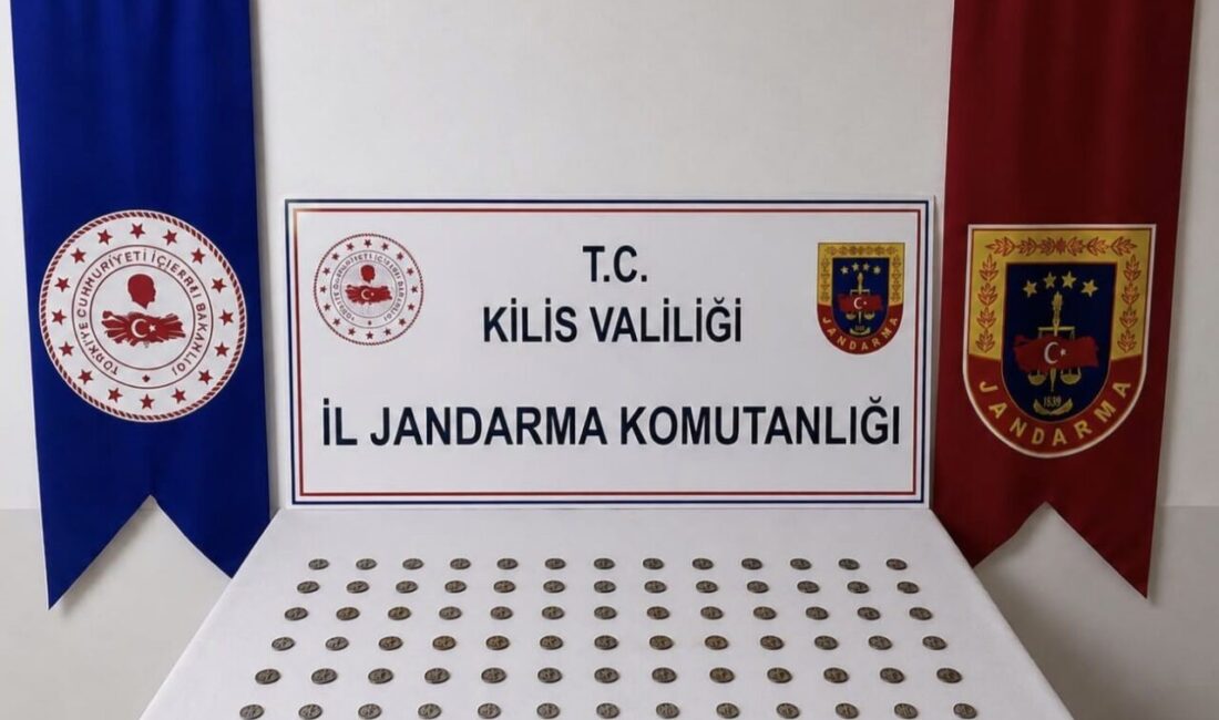 Kilis’te İl Jandarma Komutanlığı ekipleri, Küplüce Yol Kontrol Noktası’nda durdurdukları