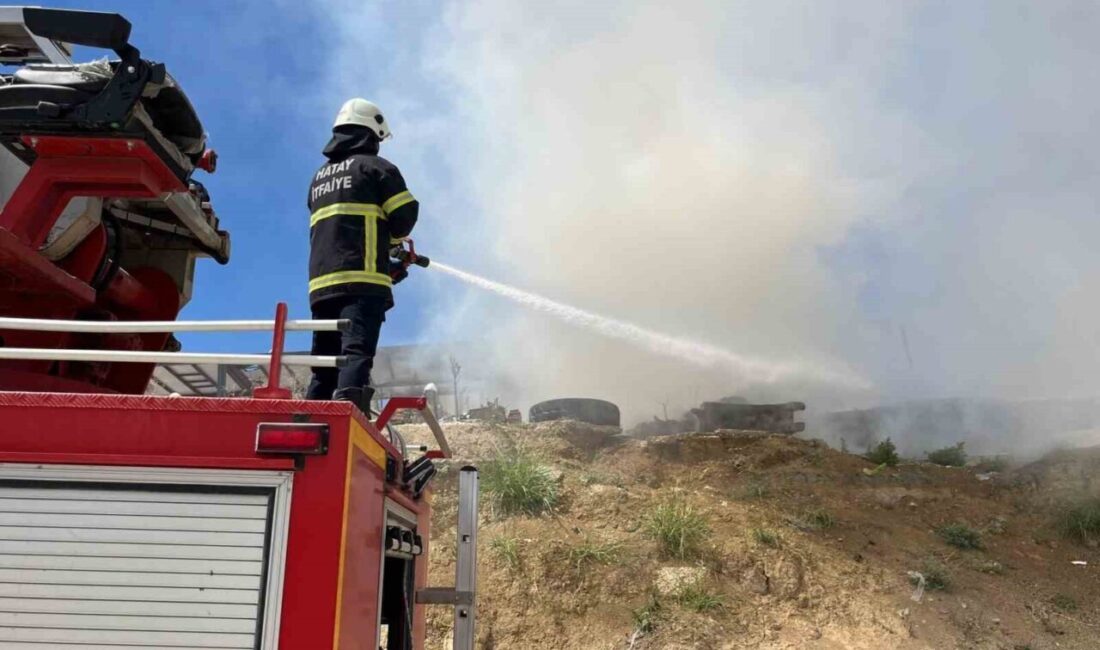 Hatay’da, Kırıkhan ilçesine bağlı Kurtlusoğuksu Mahallesi’nde bulunan şantiye deposu alevlerin