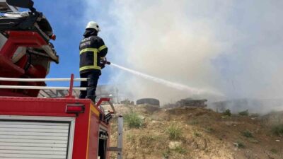 Hatay’da, Kırıkhan ilçesine bağlı Kurtlusoğuksu Mahallesi’nde bulunan şantiye deposu alevlerin