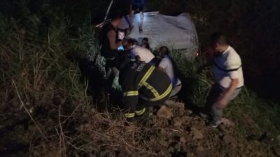 Hatay’ın Kırıkhan ilçesinde, sürücüsünün kontrolünü yitirmesi sonucu kamyonetin şarampole devrilmesi