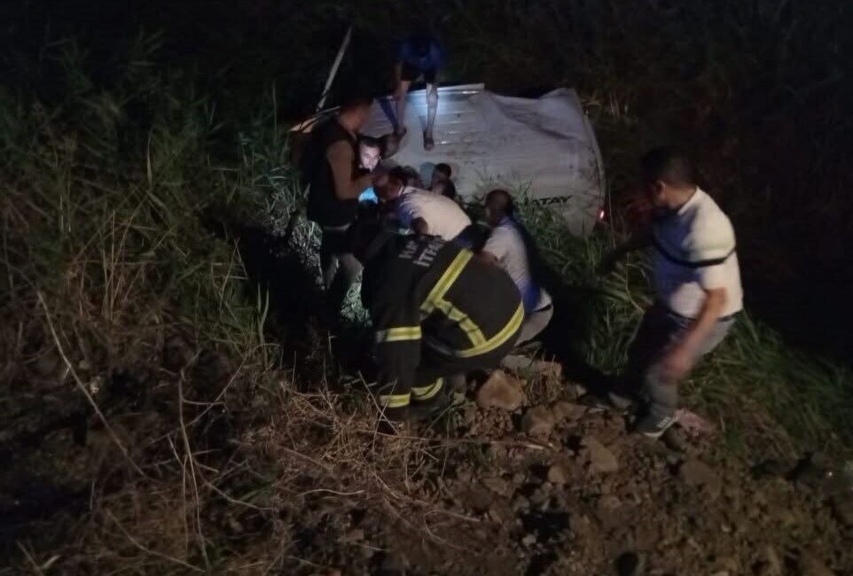 Hatay’ın Kırıkhan ilçesinde, sürücüsünün kontrolünü yitirmesi sonucu kamyonetin şarampole devrilmesi