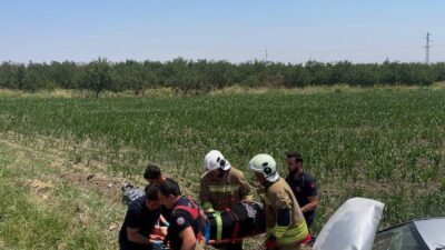 Hatay’ın Kırıkhan ilçesinde, sürücüsünün kontrolünü kaybetmesi sonucu tarlaya uçan bir